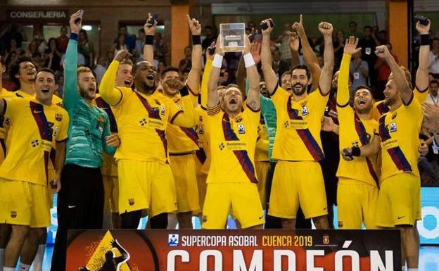 El Barcelona celebra su título de campeón de la Supercopa de España. 