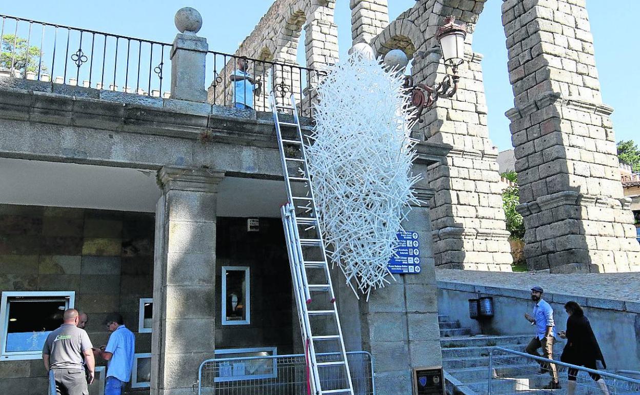 Instalación de la Nube de Santa Columba, obra de Ricardo Cárdenas, ayer. 