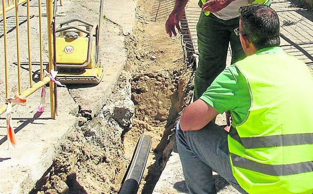 Renovación de redes en una calle de Segovia. 