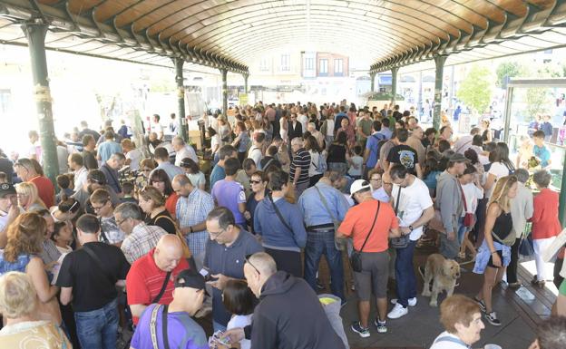 La marquesina, repleta de público en la duodécima cita del Ecomercado, que se celebra los segundos domingos de cada mes. 