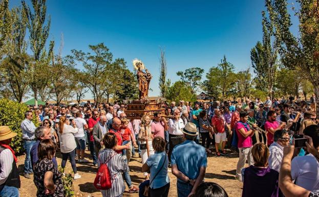 Romería hacia la ermta de la Virgen de Fuentes , en Villalón. 