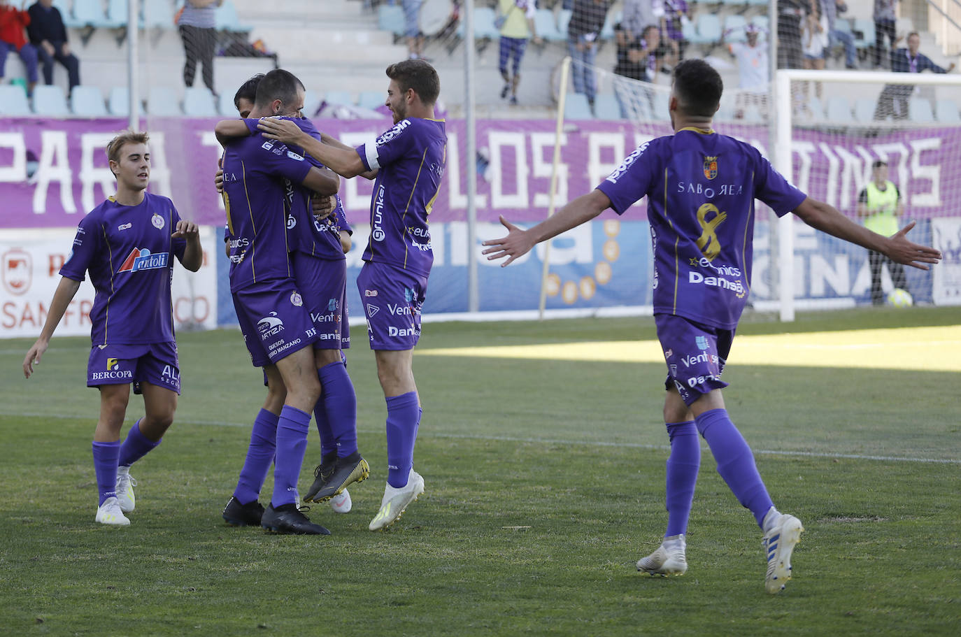 Los jugadores del Palencia Cristo celebran el tercer gol anotado por Juan Fraile. 