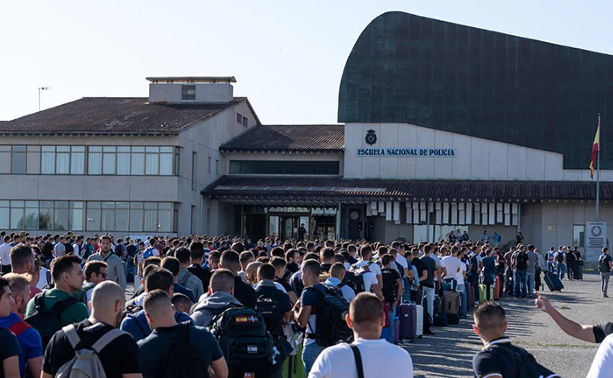 Cerca de tres mil alumnos de policía llegan a Ávila para el comienzo de las  clases | El Norte de Castilla