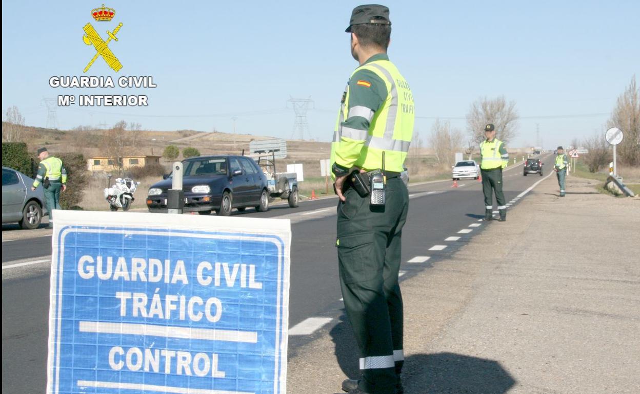 Imagen de un control de tráfico de la Guardia Civil.