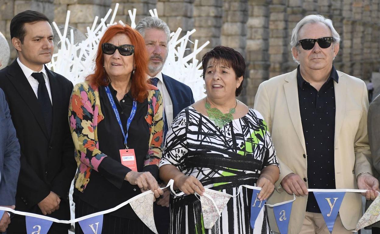 Raúl Fernández, viceconsejero de Cultura; Sheila Cremaschi, directora del Hay Festival; Clara Luquero, alcaldesa de Segovia, y el fotógrafo Ricardo Martín, en la inauguración.