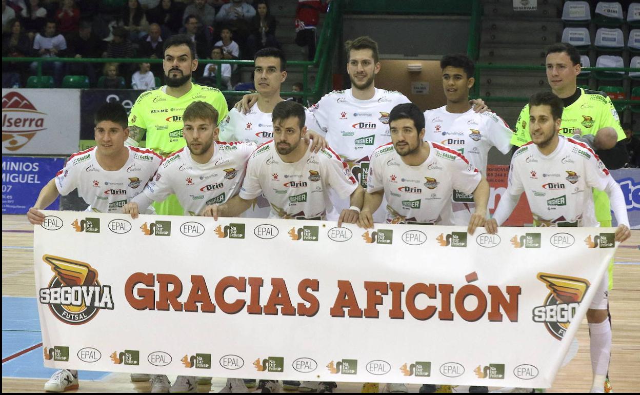 Los jugadores del Segovia Futsal agraden con una pancarta el apoyo de la afición.