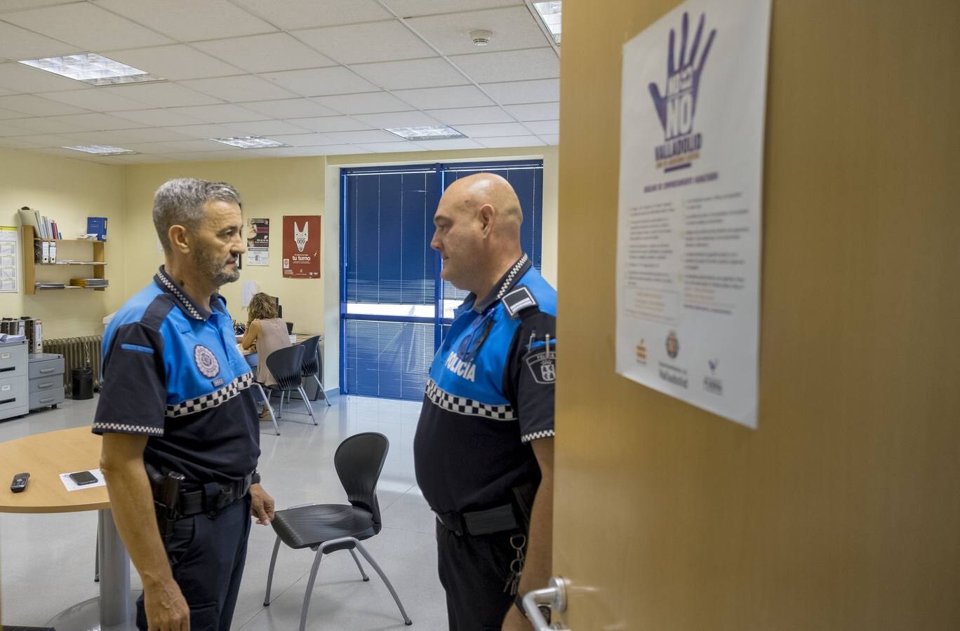 Juan Carlos San José, de Relaciones Externas, charla con el subinspector del servicio de Violencia de Género en La Victoria, José Luis Tascón.