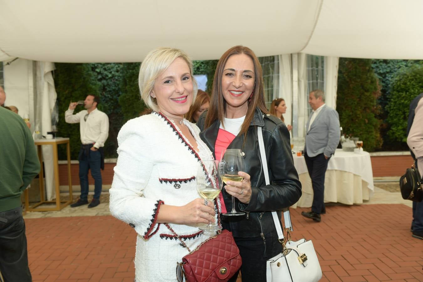 Del Grupo Antón asistieron a la carpa de El Norte Beatriz Sánchez y Rosalina de la Llana.