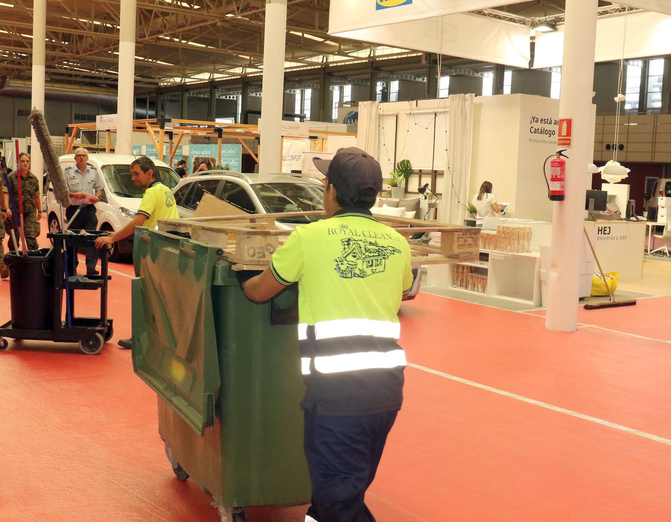 Ayuntamiento y Diputación de Valladolid han presentado hoy su expositor en la Feria de Muestras mientras el personal técnico ultimaba los detalles en las instalaciones.