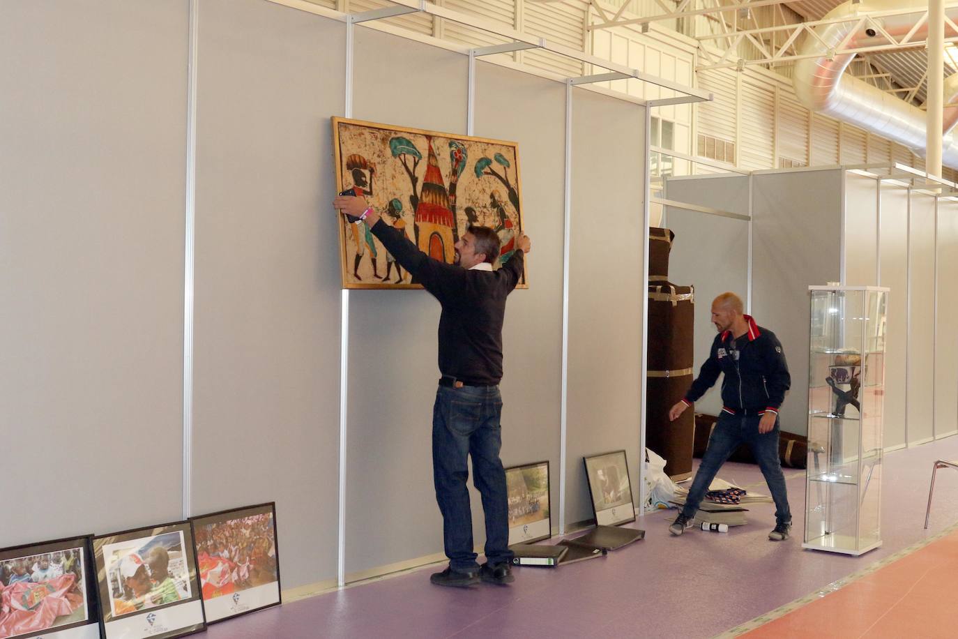 Ayuntamiento y Diputación de Valladolid han presentado hoy su expositor en la Feria de Muestras mientras el personal técnico ultimaba los detalles en las instalaciones.