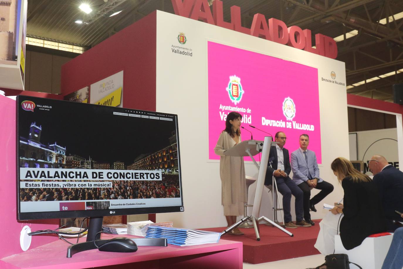 Ayuntamiento y Diputación de Valladolid han presentado hoy su expositor en la Feria de Muestras mientras el personal técnico ultimaba los detalles en las instalaciones.