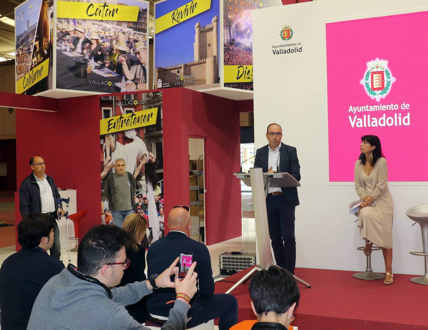 Ayuntamiento y Diputación de Valladolid han presentado hoy su expositor en la Feria de Muestras mientras el personal técnico ultimaba los detalles en las instalaciones.