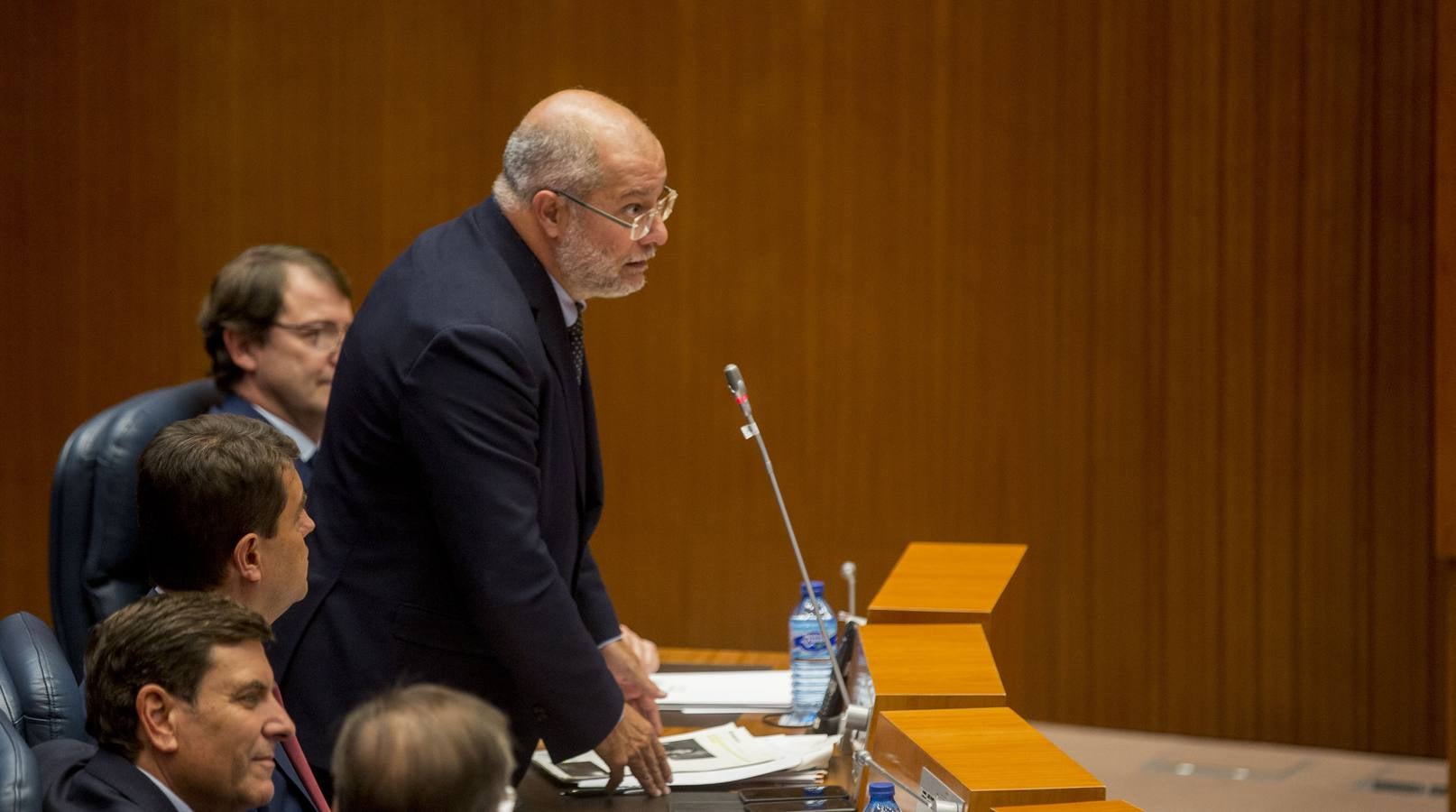 Tudanca afea al presidente haber empezado, con la ayuda de Cs, por incrementar altos cargos y asesores a dedo