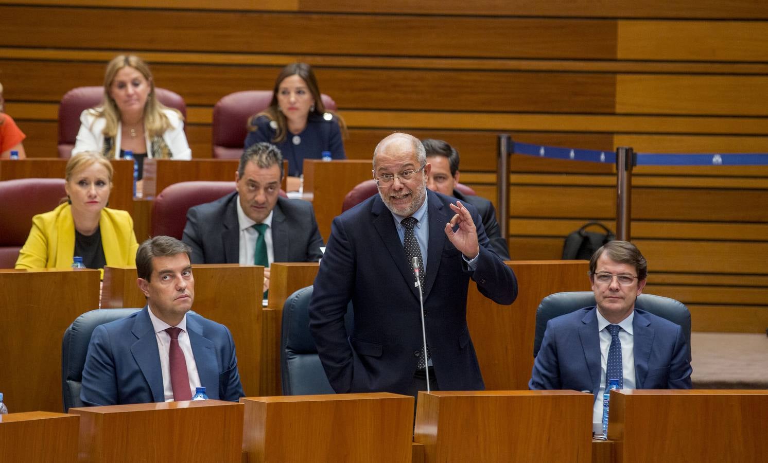 Tudanca afea al presidente haber empezado, con la ayuda de Cs, por incrementar altos cargos y asesores a dedo