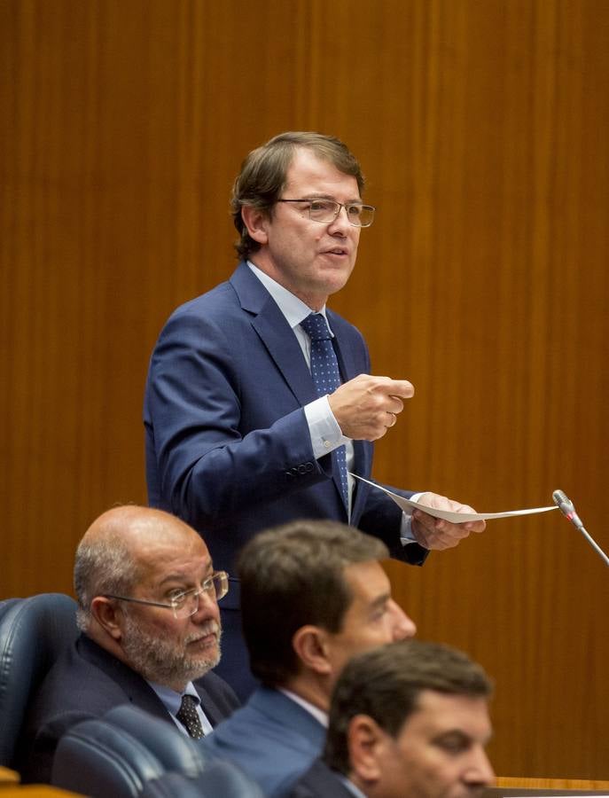 Tudanca afea al presidente haber empezado, con la ayuda de Cs, por incrementar altos cargos y asesores a dedo