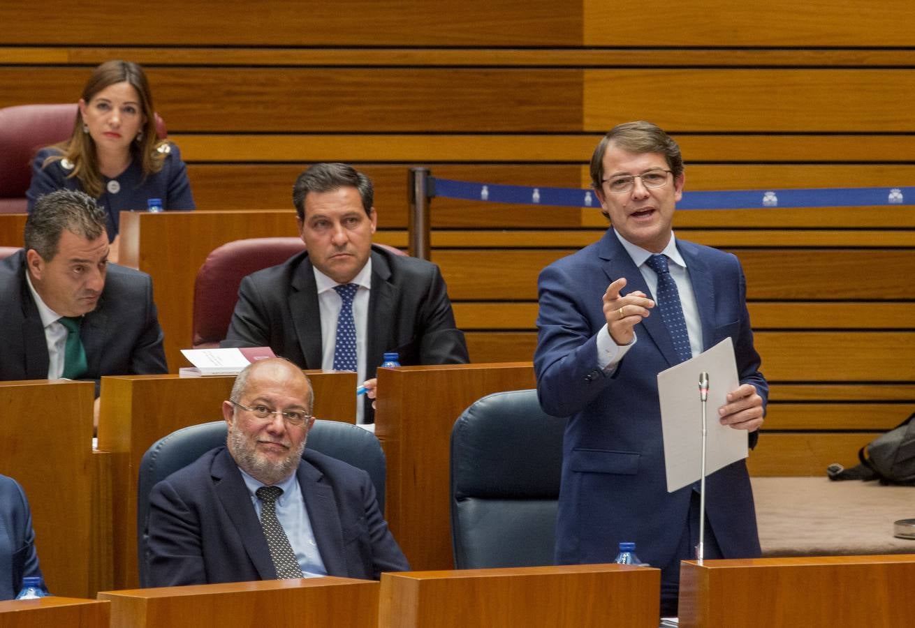 Tudanca afea al presidente haber empezado, con la ayuda de Cs, por incrementar altos cargos y asesores a dedo