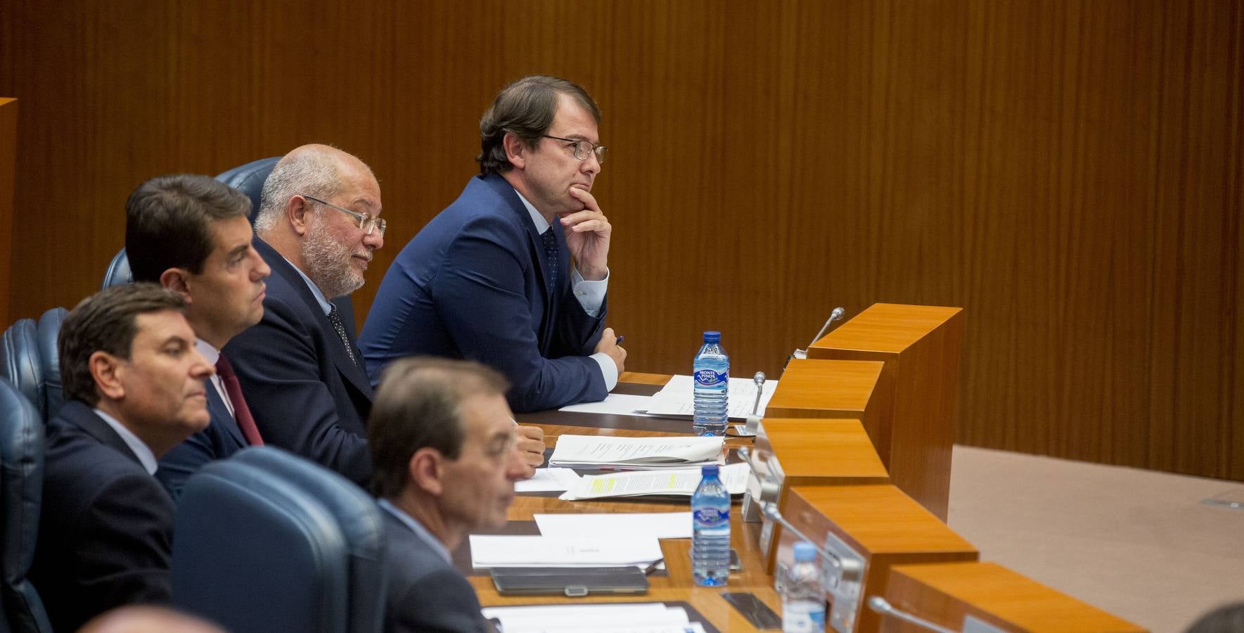 Tudanca afea al presidente haber empezado, con la ayuda de Cs, por incrementar altos cargos y asesores a dedo