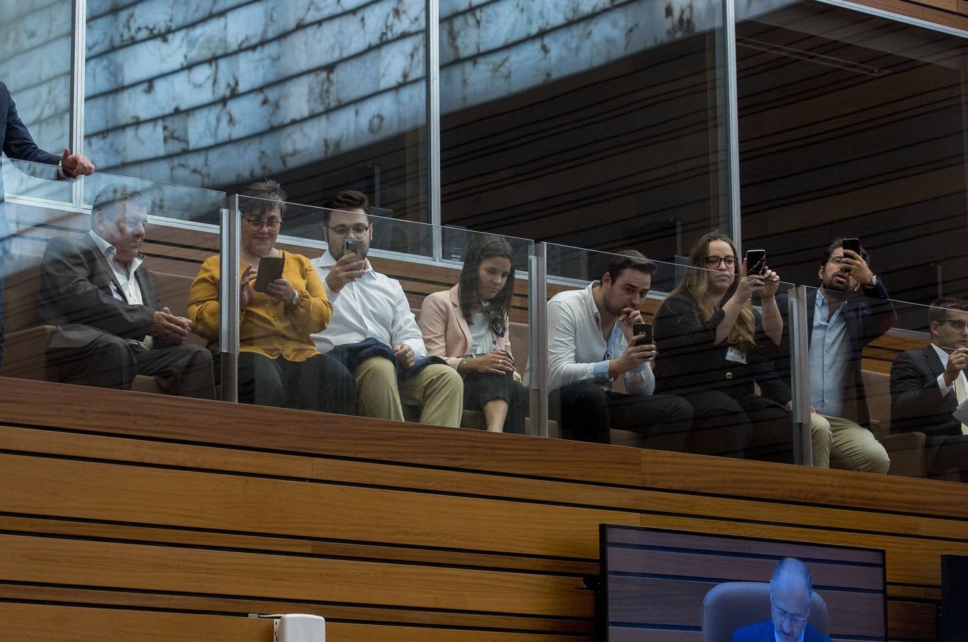 Tudanca afea al presidente haber empezado, con la ayuda de Cs, por incrementar altos cargos y asesores a dedo