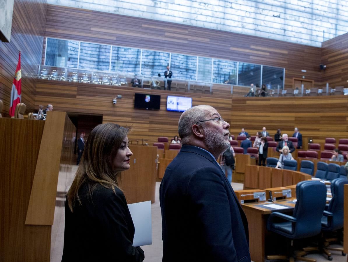 Tudanca afea al presidente haber empezado, con la ayuda de Cs, por incrementar altos cargos y asesores a dedo