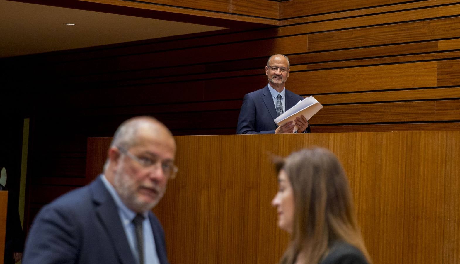 Tudanca afea al presidente haber empezado, con la ayuda de Cs, por incrementar altos cargos y asesores a dedo