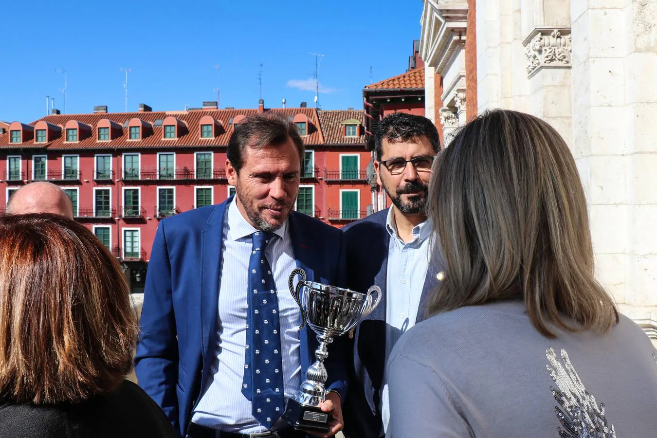 El Quesos Entrepinares visita el Ayuntamiento y la Diputación con el trofeo logrado el pasado domingo