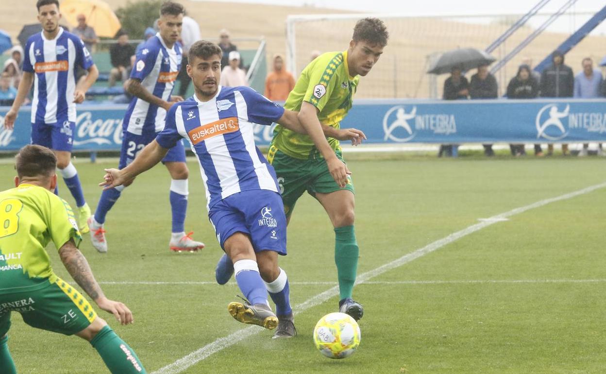 Ribelles intenta obstaculizar a un rival del Alavés B. 