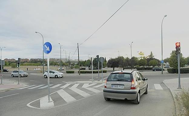 Rotonda junto al club La Raqueta a la que, según los taxistas, se les obliga a girar para acceder a la parada del estadio. 