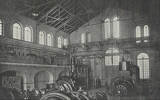 Sala de máquinas de la central de la Electra Popular de la calle Veinte de Febrero en 1911.