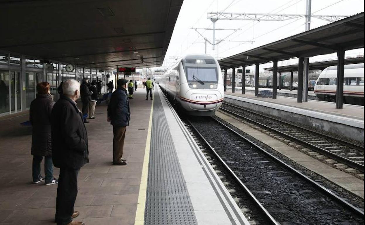 Llegada de un tren a la estación de Salamanca.