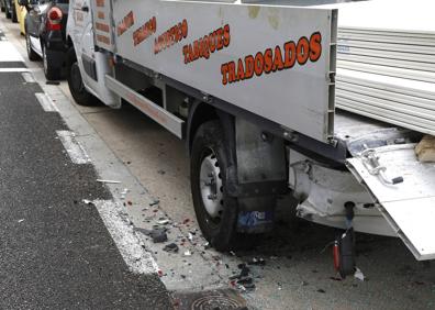 Imagen secundaria 1 - Un coche sufre importantes daños al chocar contra una camioneta aparcada en Palencia