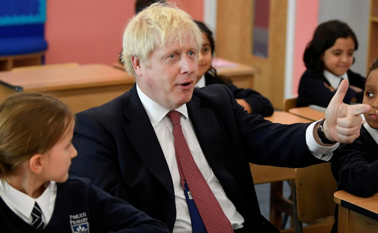 Boris Johnson visita una escuela. 