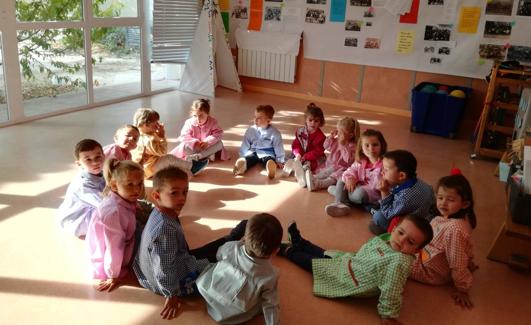 Los niños de Ciguñuela, ayer en su primer día de clase. 