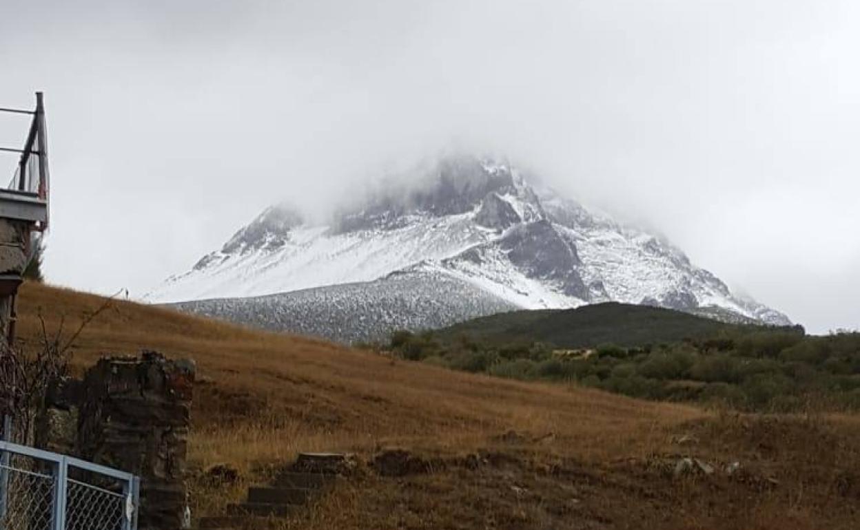 Pico Espigüete, esta mañana, visto desde la provincia de León. 