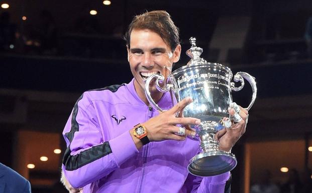 Nadal muerde la copa de su último gran éxito.