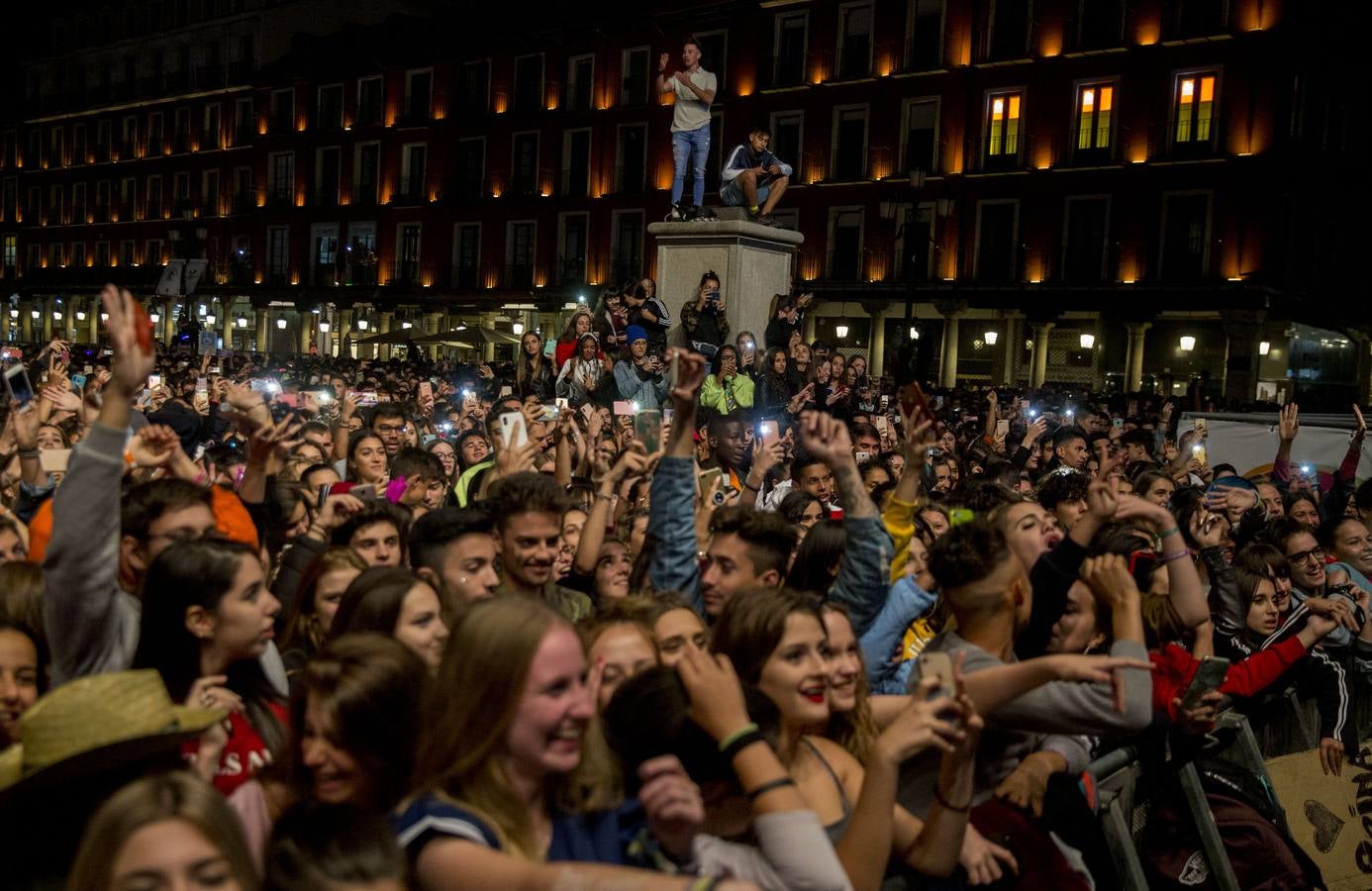 Miles de jóvenes disfrutan con la provocación de la nueva musa del 'dancehall, en una velada que abrió el rapero Erik Urano