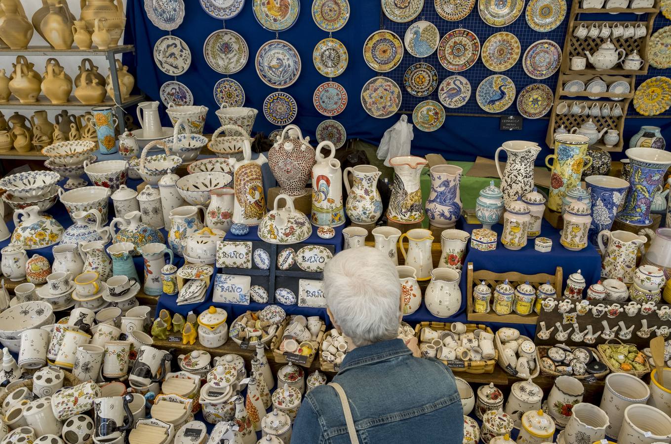 La feria celebra este año sus 41 años con el respaldo del público, que recorre con interés los puestos, donde se ofrecen las propuestas tradicionales y las más novedosas