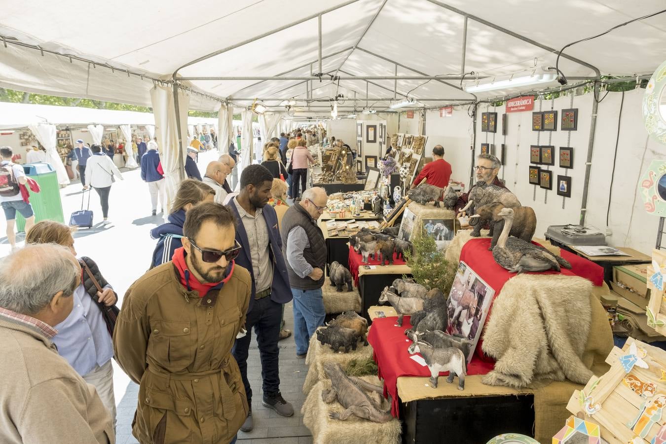 La feria celebra este año sus 41 años con el respaldo del público, que recorre con interés los puestos, donde se ofrecen las propuestas tradicionales y las más novedosas