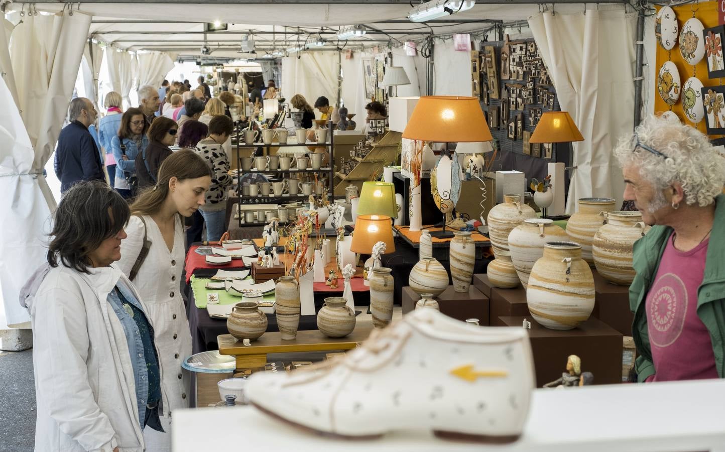 La feria celebra este año sus 41 años con el respaldo del público, que recorre con interés los puestos, donde se ofrecen las propuestas tradicionales y las más novedosas