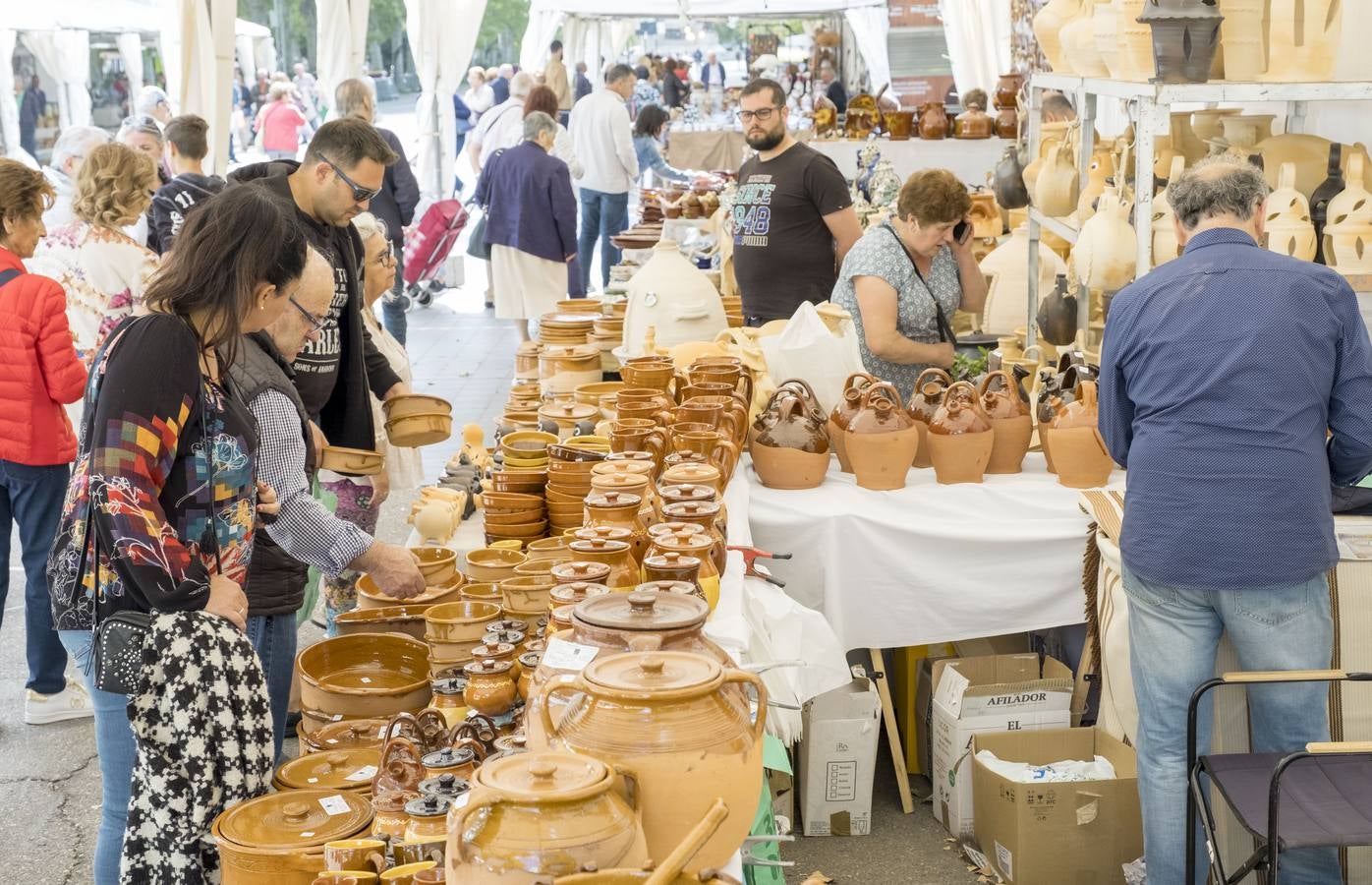 La feria celebra este año sus 41 años con el respaldo del público, que recorre con interés los puestos, donde se ofrecen las propuestas tradicionales y las más novedosas