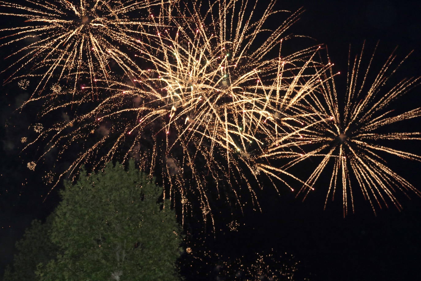 Segunda jornada de fuegos artificiales. 