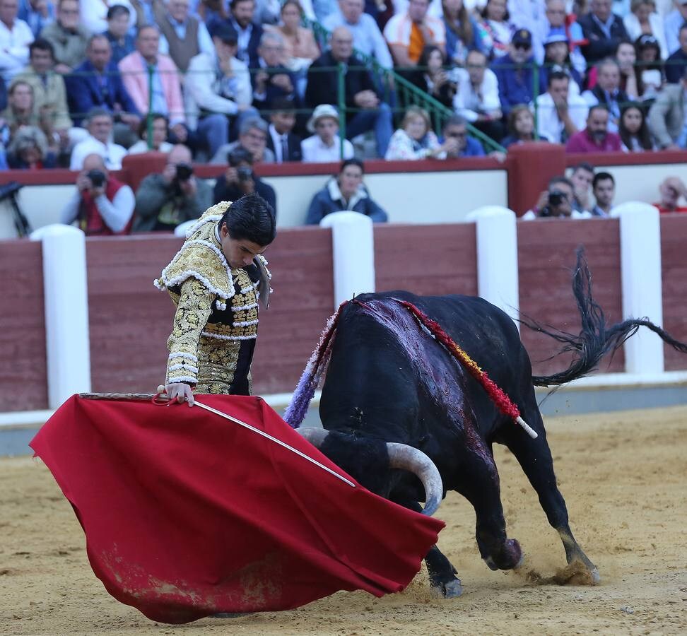 Morante de la Puebla y Pablo Aguado, mano a mano en Valladolid. Un Aguado valiente corta una oreja y Morante tuvo que escuchar pitidos en sus tres actuaciones.