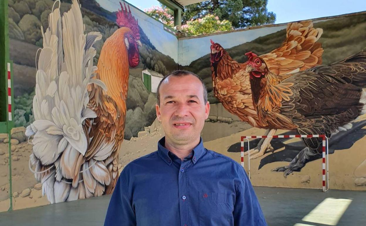 José Miguel Mata en el frontón del pueblo, que se ha convertido en seña de identidad. 