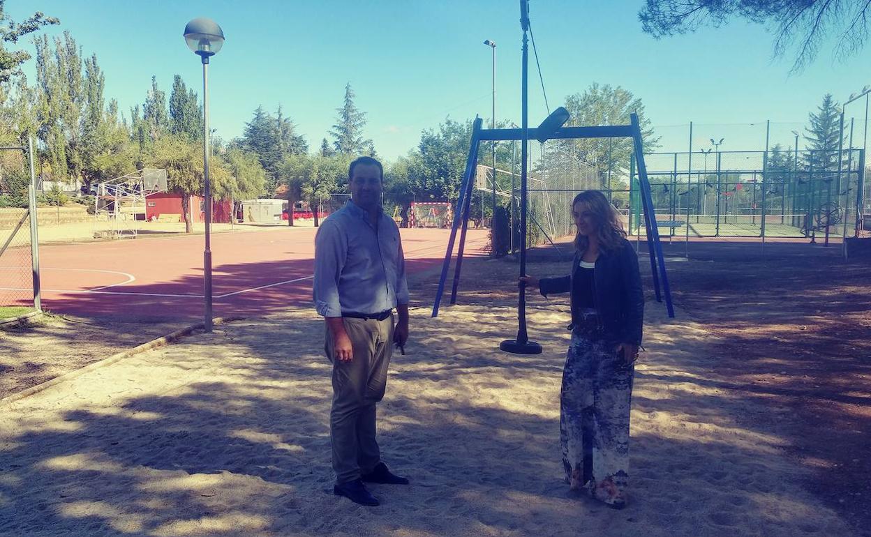 El alcalde, David Mingo, y la edil Marta Labrador muestran la tirolina. 