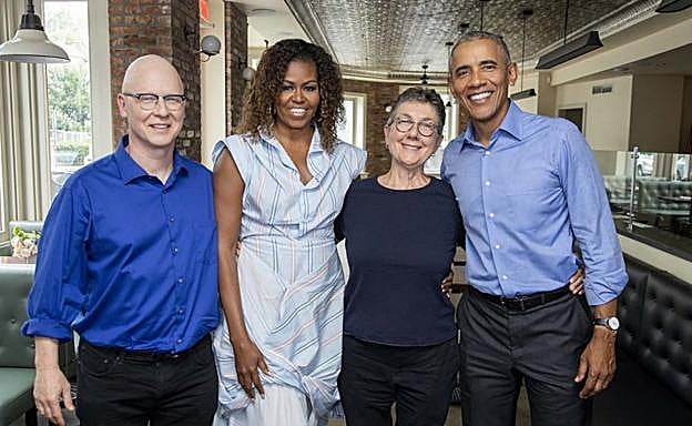 Michelle y Barack Obama junto a los directores de 'American Factory', Steven Bognar y Julia Reichert.