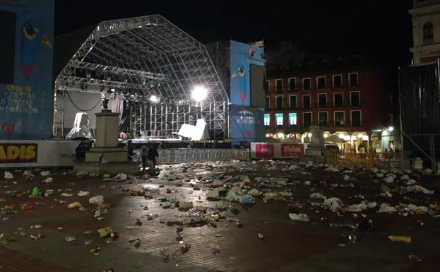 Los restos de basura tras el concierto de Bad Gyal en la Plaza Mayor.