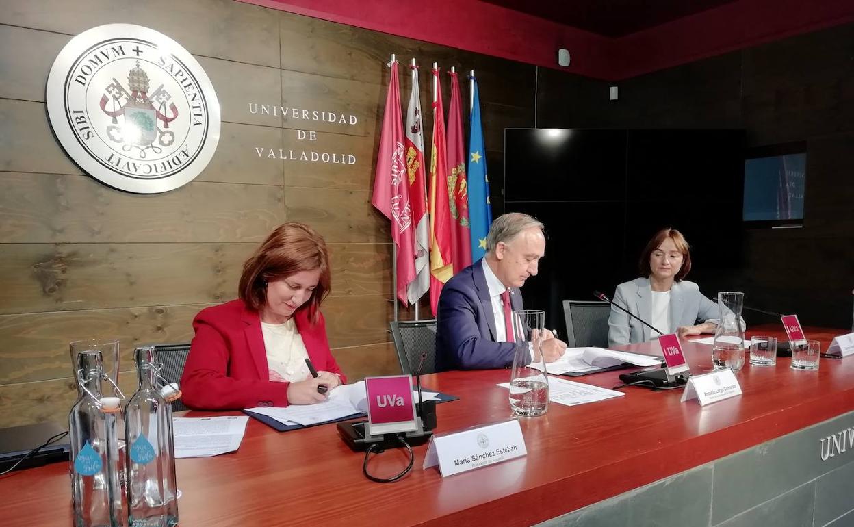 Firma de colaboración en las dependencias universitarias.