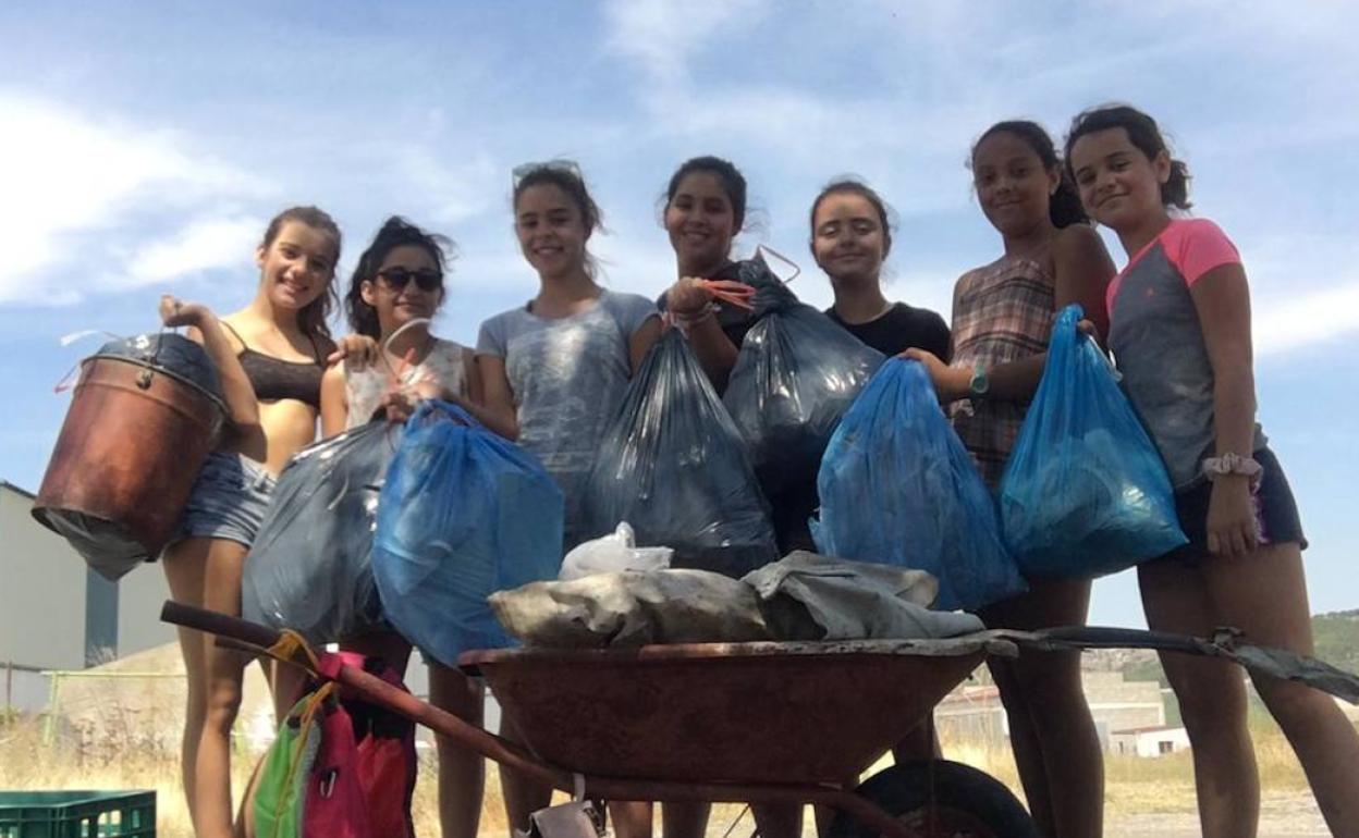 El grupo de niñas con la basura recogida.