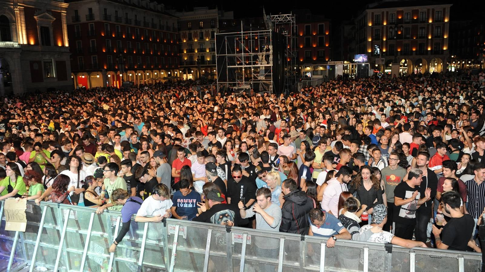 Fotos: Miles de jóvenes celebran los 40 Puceladance en la Plaza Mayor de Valladolid