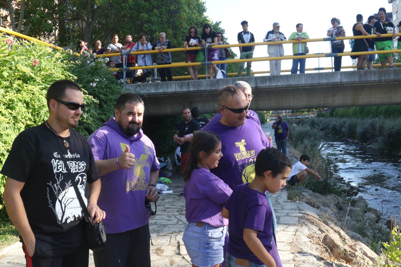 Siete peñas disputan la decimotercera edición de la tradicional regata ante la mirada de decenas de curiosos