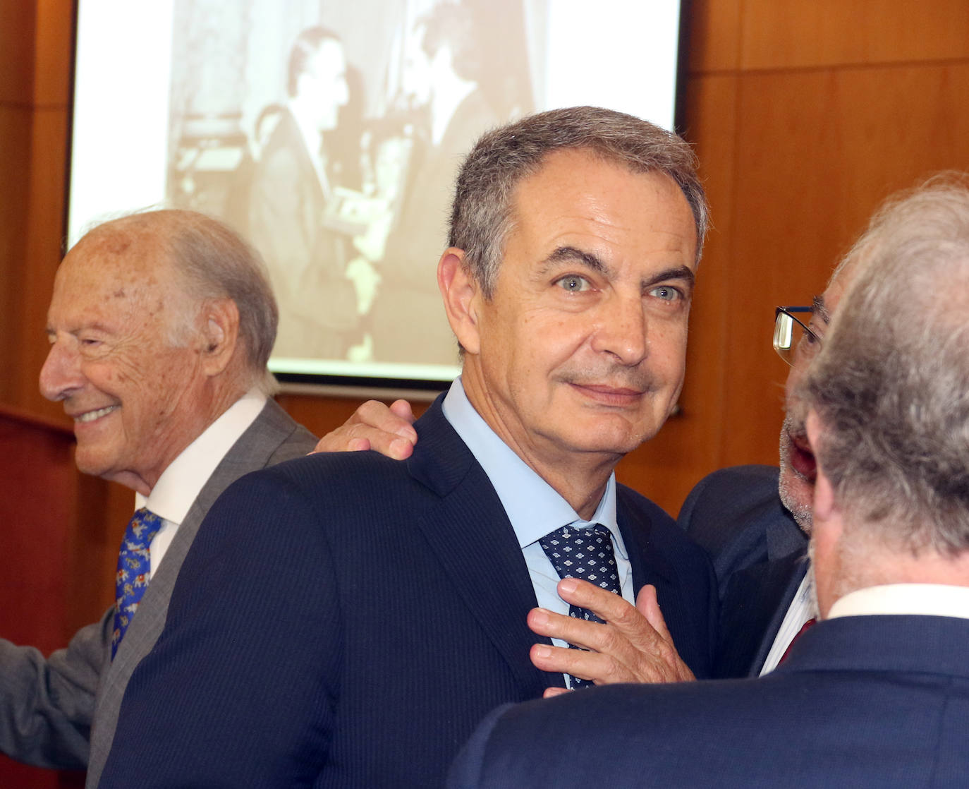 Medalla de Oro de la Cámara de Comercio a Tomás Rodríguez Bolaños. 